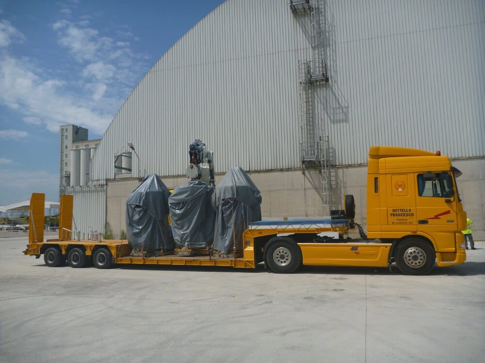 camion per trasporti con gru